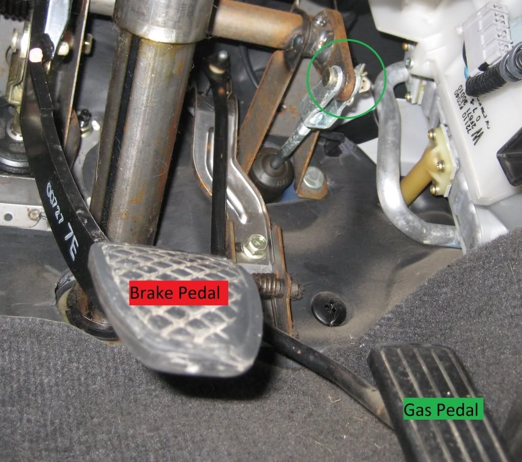 Subaru Legacy: Clutch fluid (MT models) Subaru Legacy: Clutch fluid (MT models)