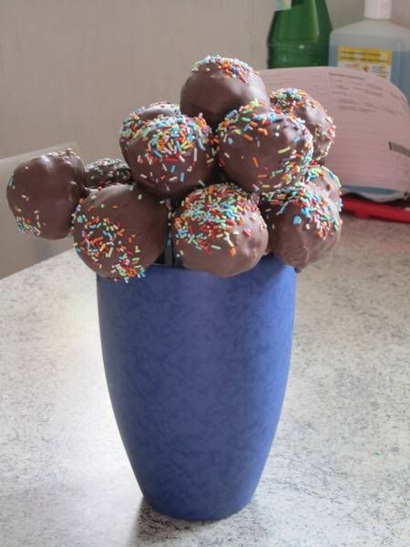 http://i986.photobucket.com/albums/ae349/AdelheidvonSchaf/CakePops-1.jpg